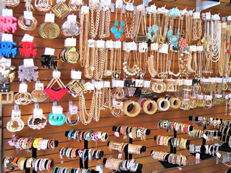 stores that sell necklaces